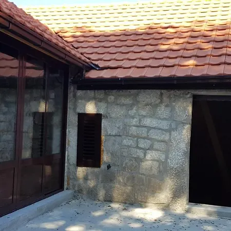 Vikendica Njegusi Cetinje